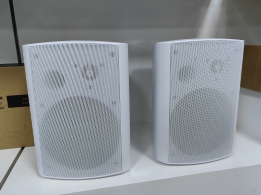 wetterfestes Multiroom WLAN + Bluetooth Lautsprecherboxen Set Farbe weiß für Indoor Outdoor Beschallung